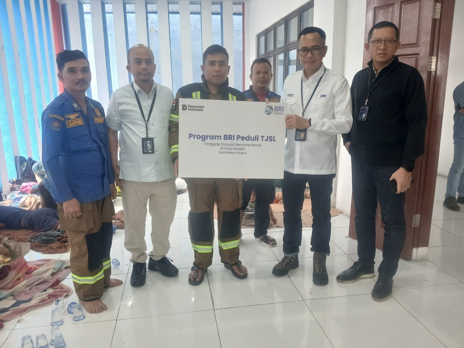 BRI Peduli gerak cepat bantu korban banjir bandang di Sumatera dengan perahu karet, sembako, dan logistik untuk percepatan pemulihan.