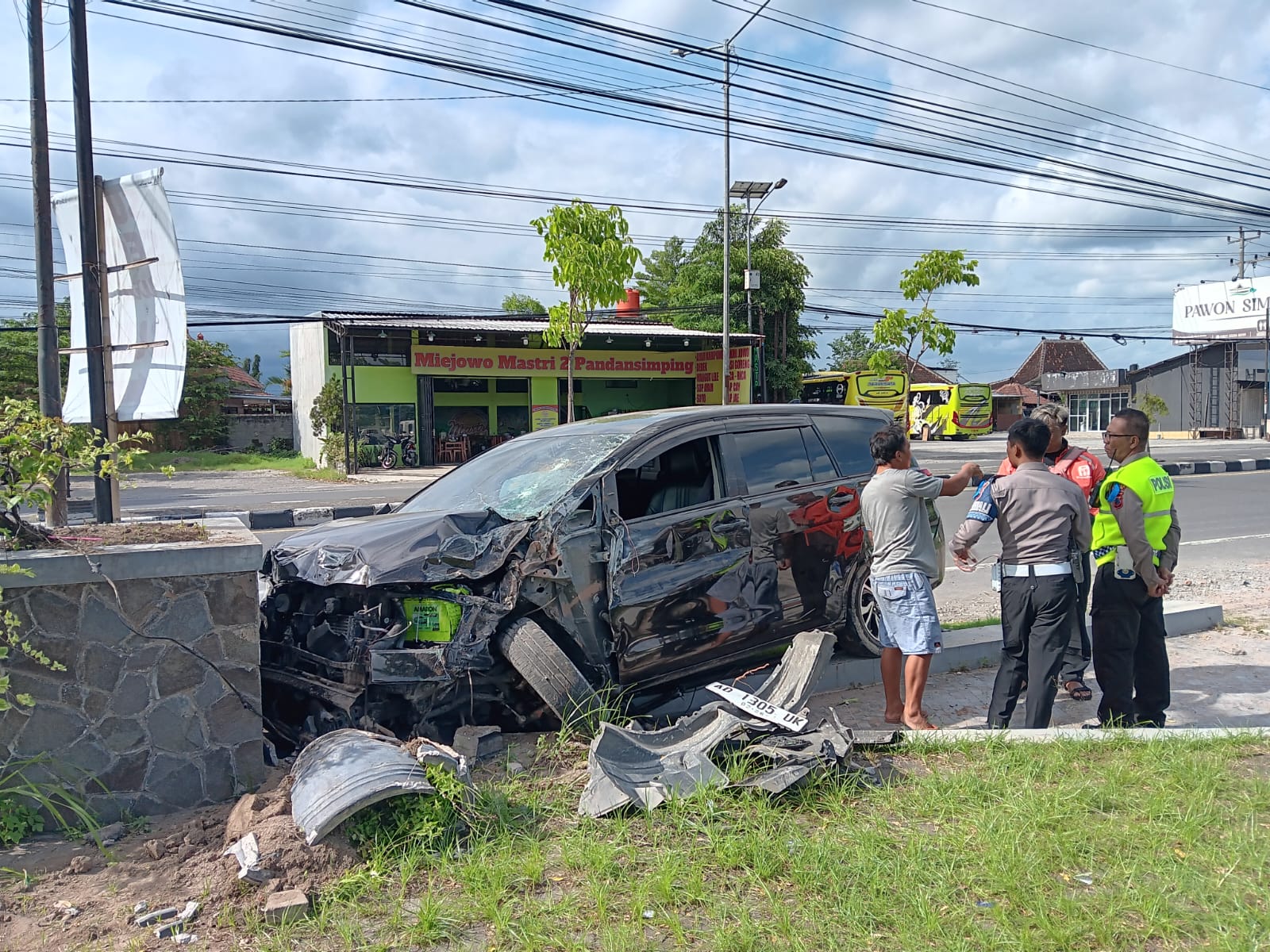 Mobil yang mengalami kecelakaan tunggal di ruas Jalan Raya Solo-Jogja, Desa Prawatan, Kecamatan Jogonalan, Klaten, Jumat (28/11/2025). (Angga Purenda/Radar Solo)