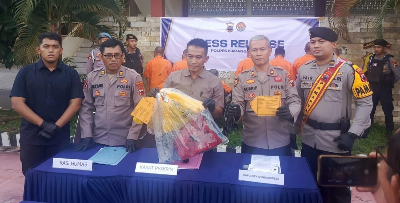 Satreskrim Polres Karanganyar menggelar jumpa pers pengungkapan kasus pencurian dengan kekerasan (curas) di Kecamatan Gondangrejo. (Rudi Hartono/Radar Solo)