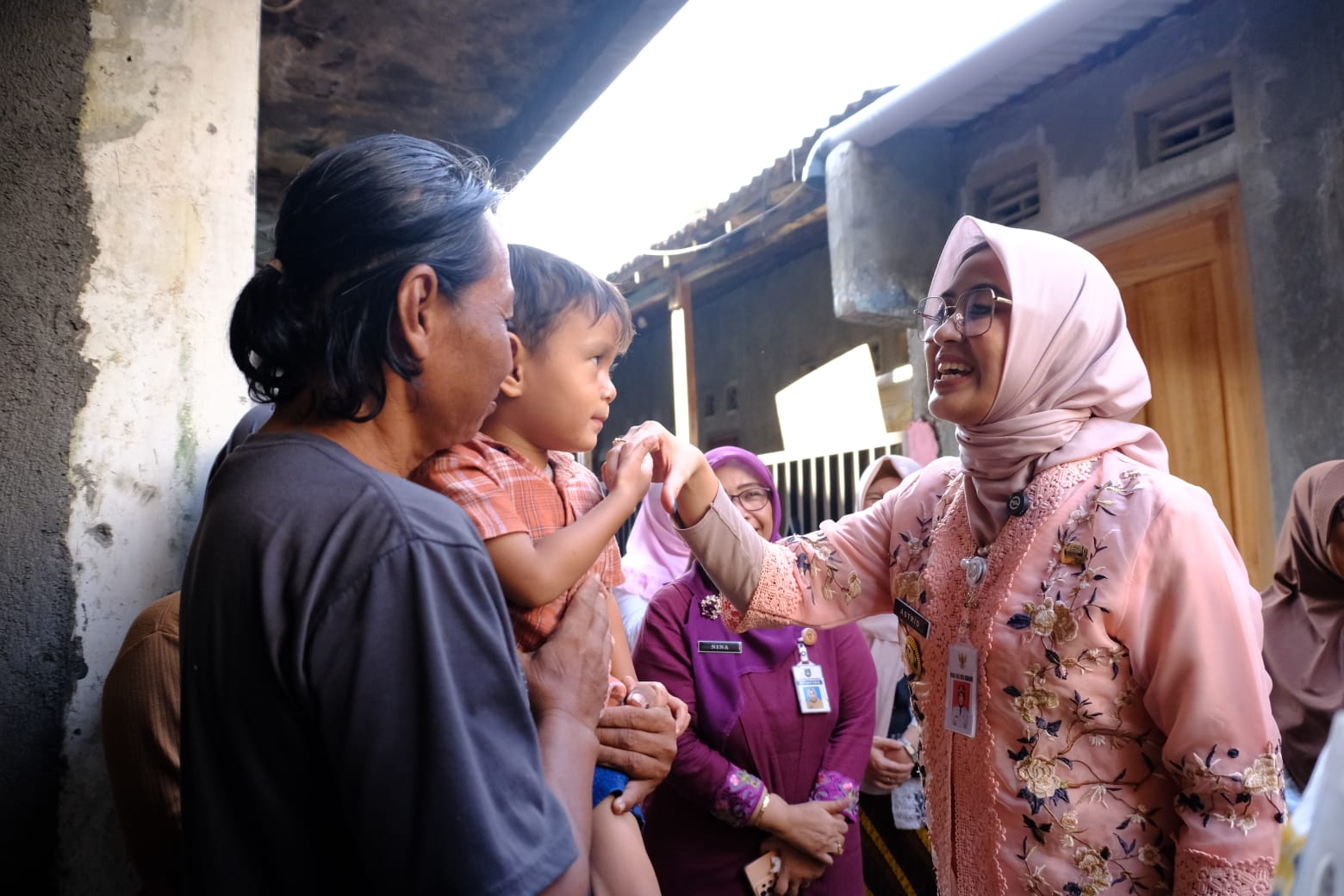 Wawali Solo Astrid Widayani menyapa warga saat turun ke Laweyan, Jumat (28/11/2025). (Humas Pemkot Solo)