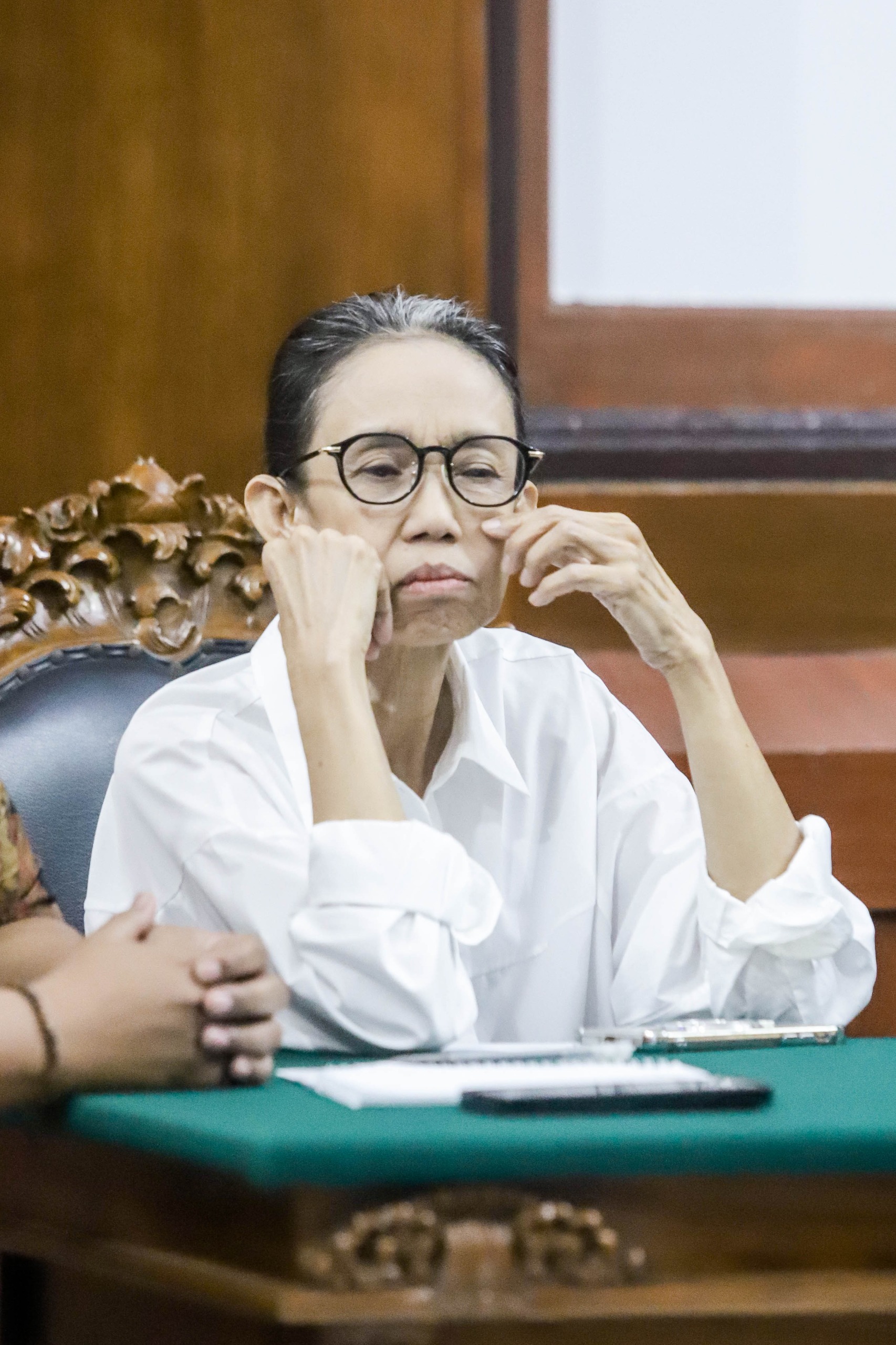 Nany Widjaja saat mengikuti sidang di PN Surabaya.