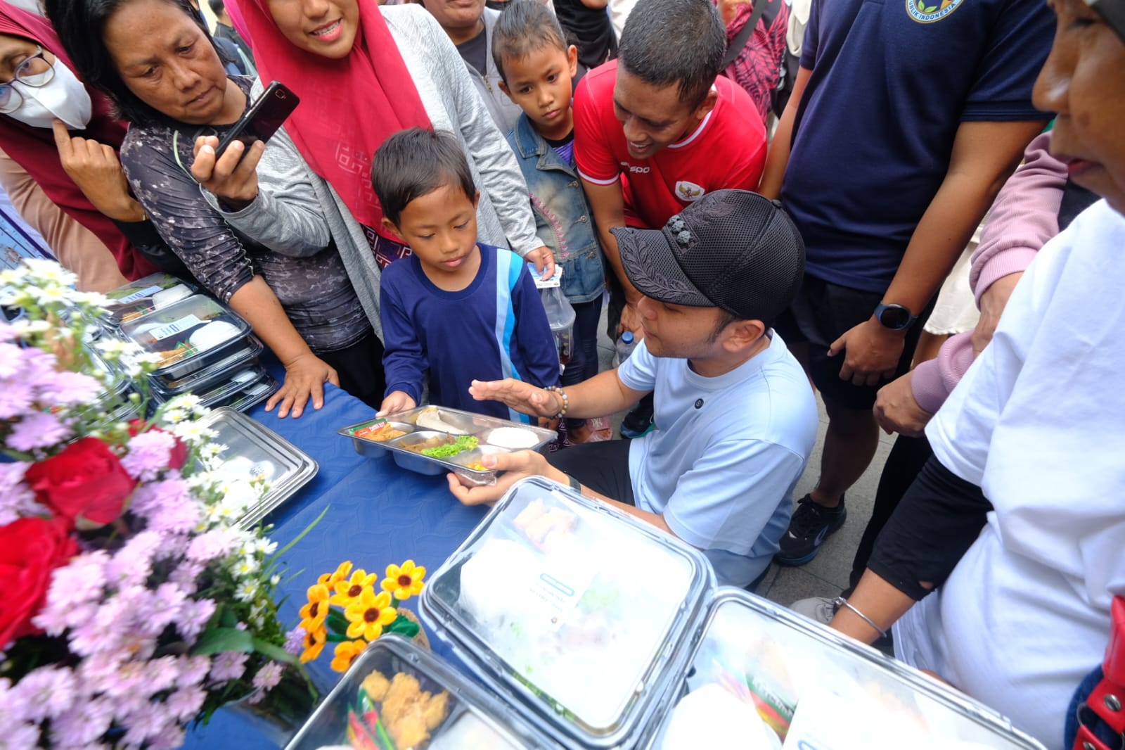 Wali Kota Surakarta Respati Ardi berinteraksi dengan masyarakat dalam acara show case menu Makan Bergizi Gratis (MBG). Dengan acaranya ini masyarakat bisa mengecek langsung kualitas menu MBG.