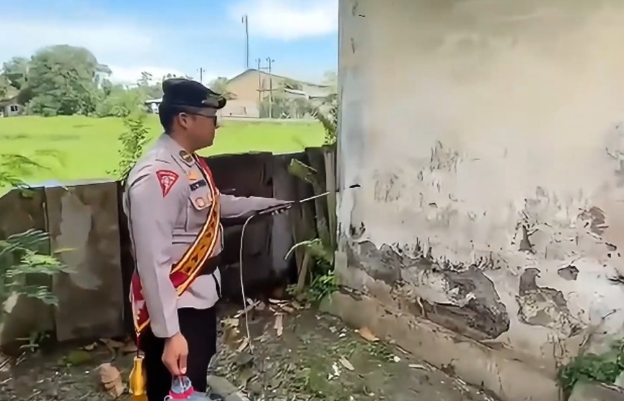 Tim Quick Respon Pamapta dan Pasiaga Polres Sukoharjo, Unit K9 Sat Samapta, personel Polsek Gatak, serta Relawan Saber tangani koloni semut di SDN Tempel, Gatak, Sabtu 29/11/2025)
