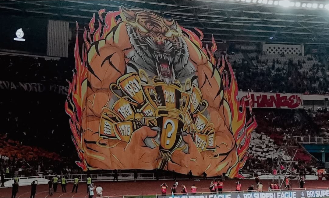 Koreo yang dibuat oleh Jakmania saat mengawal Persija Jakarta di Stadion Gelora Bung Karno.