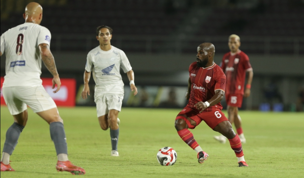 Gelandang Persis Solo Fuad Sule saat melawan PSM Makassar