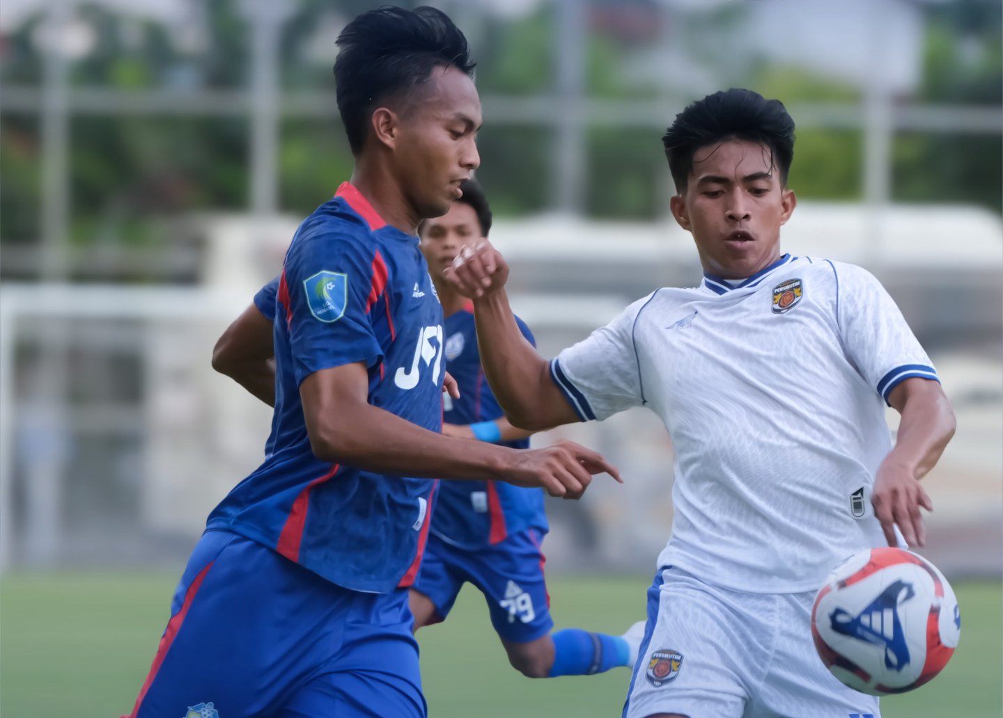 Laga Persikutim United vs Persika Karanganyar di Lapangan Banyuanyar (30/11/2025).