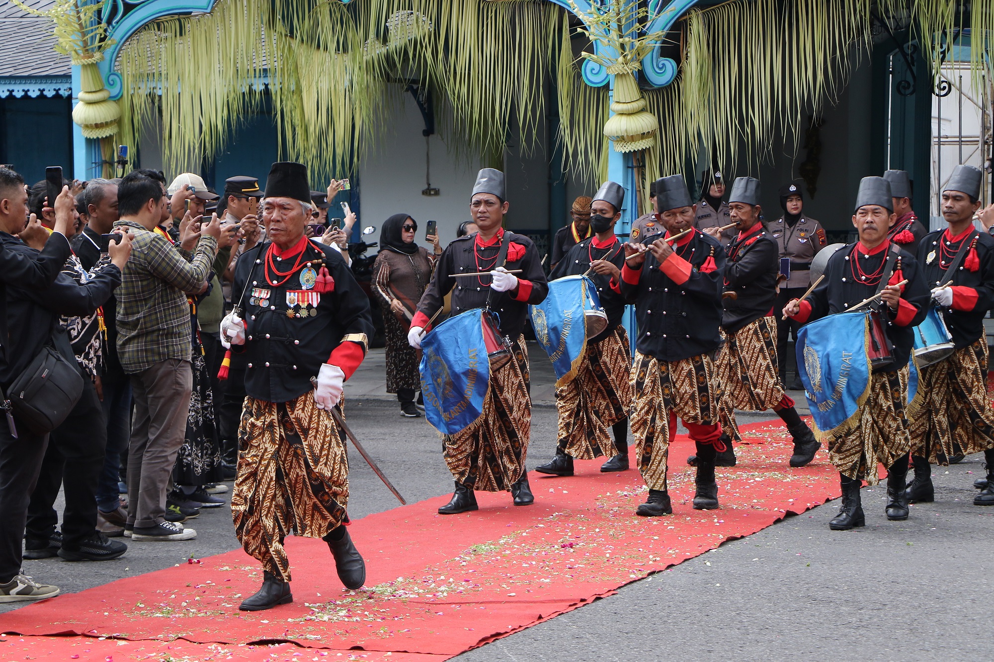 KRAT Rajono memimpin pasukan keraton saat acara jumenengan PB XIV Purbaya. (Arief Budiman/Radar Solo)