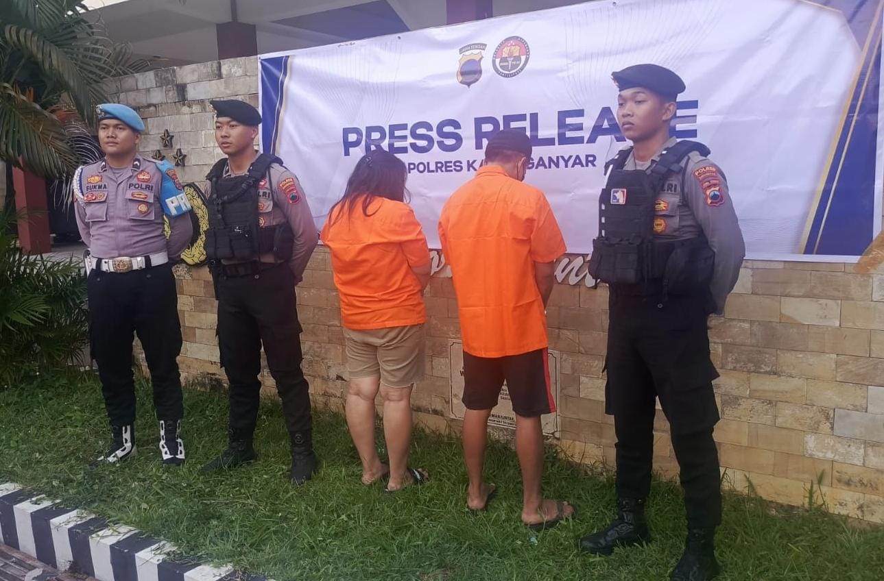 Dua pelaku penggelapan barang ekspedisi berisi oli dibekuk Polres Karanganyar. (Rudi Hartono/Radar Solo)