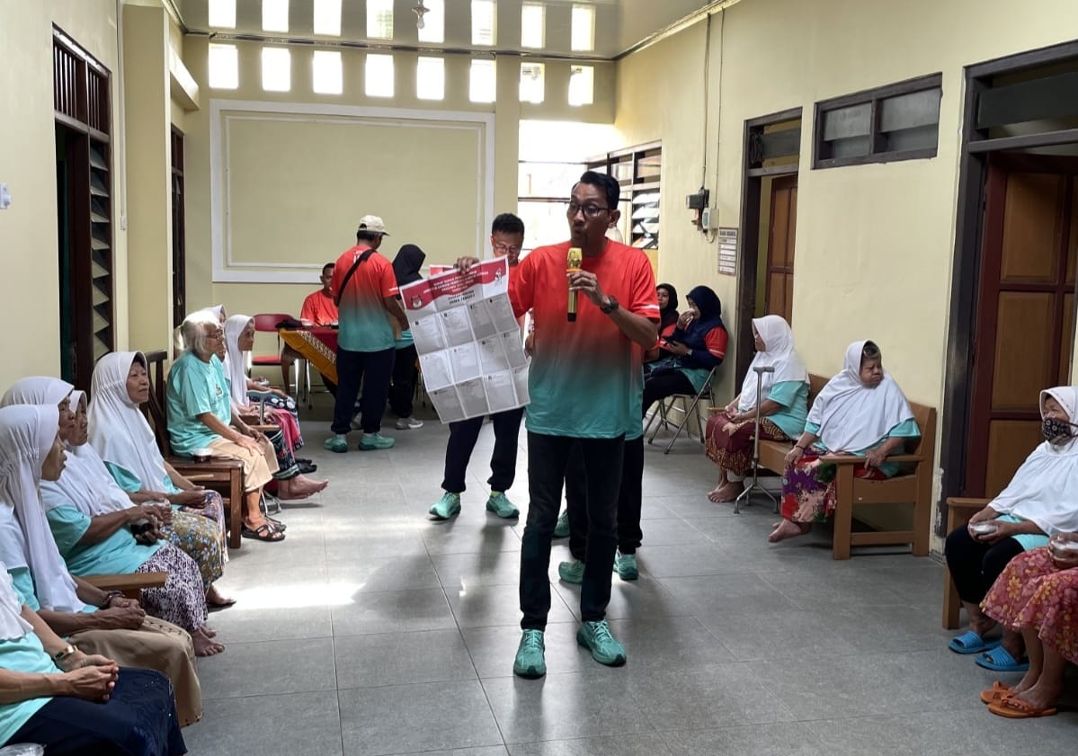 Ketua Divisi Sosdiklihparmas dan SDM KPU Wonogiri Irawan Ary Wibowo memberikan sosialisasi di Panti Sasana Tresna Wreda Wonogiri, Jumat (28/11/2025).