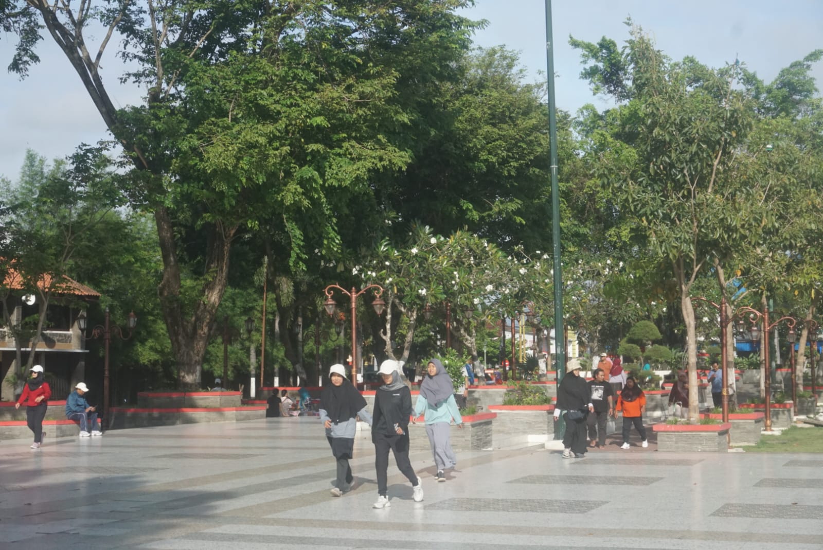 Aktivitas olahraga dengan lari dan jalan di Alun-alun Klaten. (Angga Purenda/Radar Solo)
