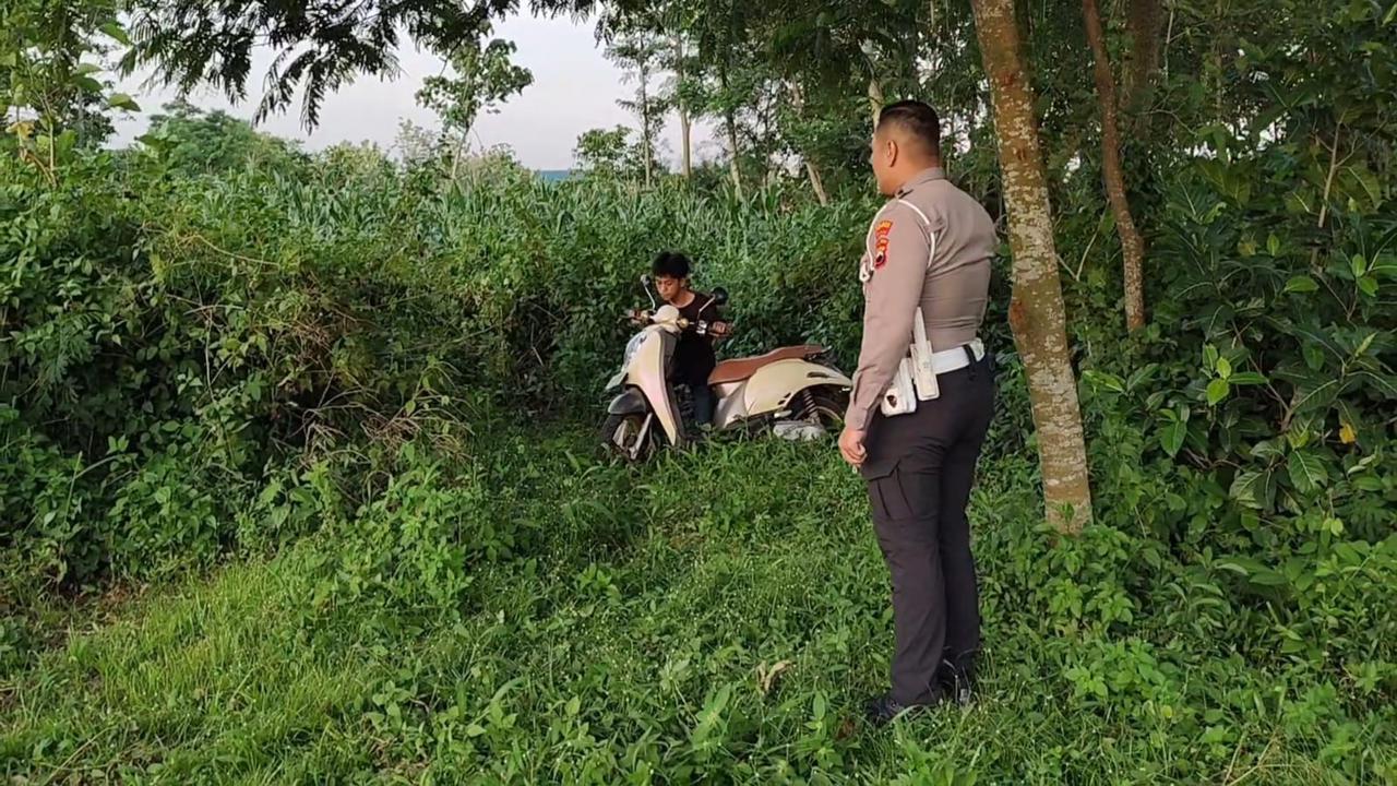 Satlantas Polres Boyolali bubarkan balap liar di kompleks kantor terpadu Pemkab Boyolali hingga kabur ke semak-semak.