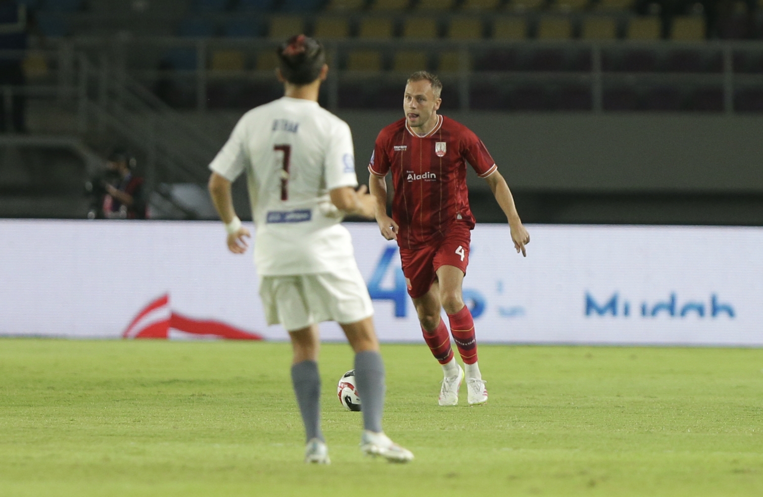 Bek Persis Solo Xandro Schenck saat melawan PSM Makassar di Stadion Manahan (29/11/2025)