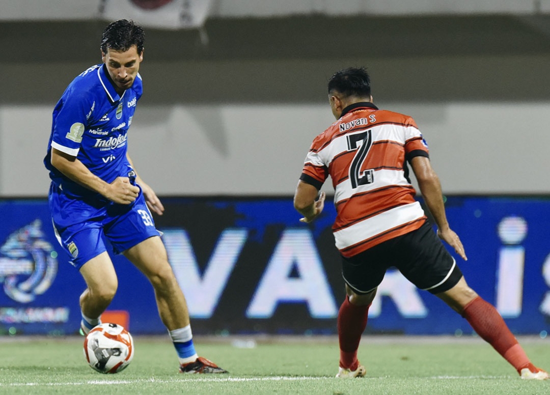 Gelandang Persib Bandung Thom Haye saat melawan Madura United di Super League 2025/2026.