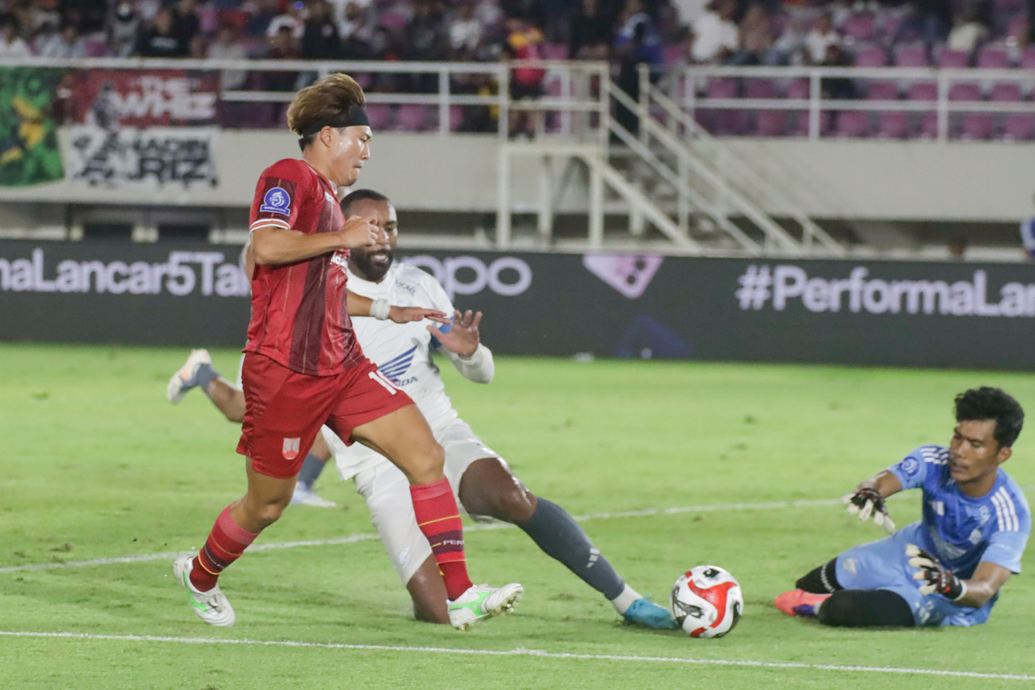 Striker Persis Solo Kodai Tanaka melawan PSM Makassar di Stadion Manahan (30/11/2025).