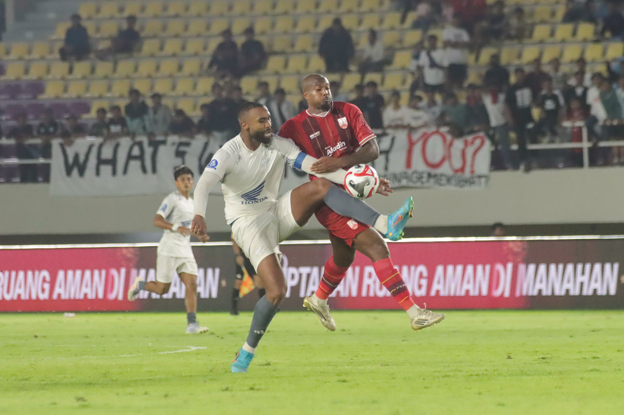 UNJUK GIGI: Striker Persis Solo Gervane Kastaneer dijaga ketat bek PSM Makassar Yuran Fernandes.