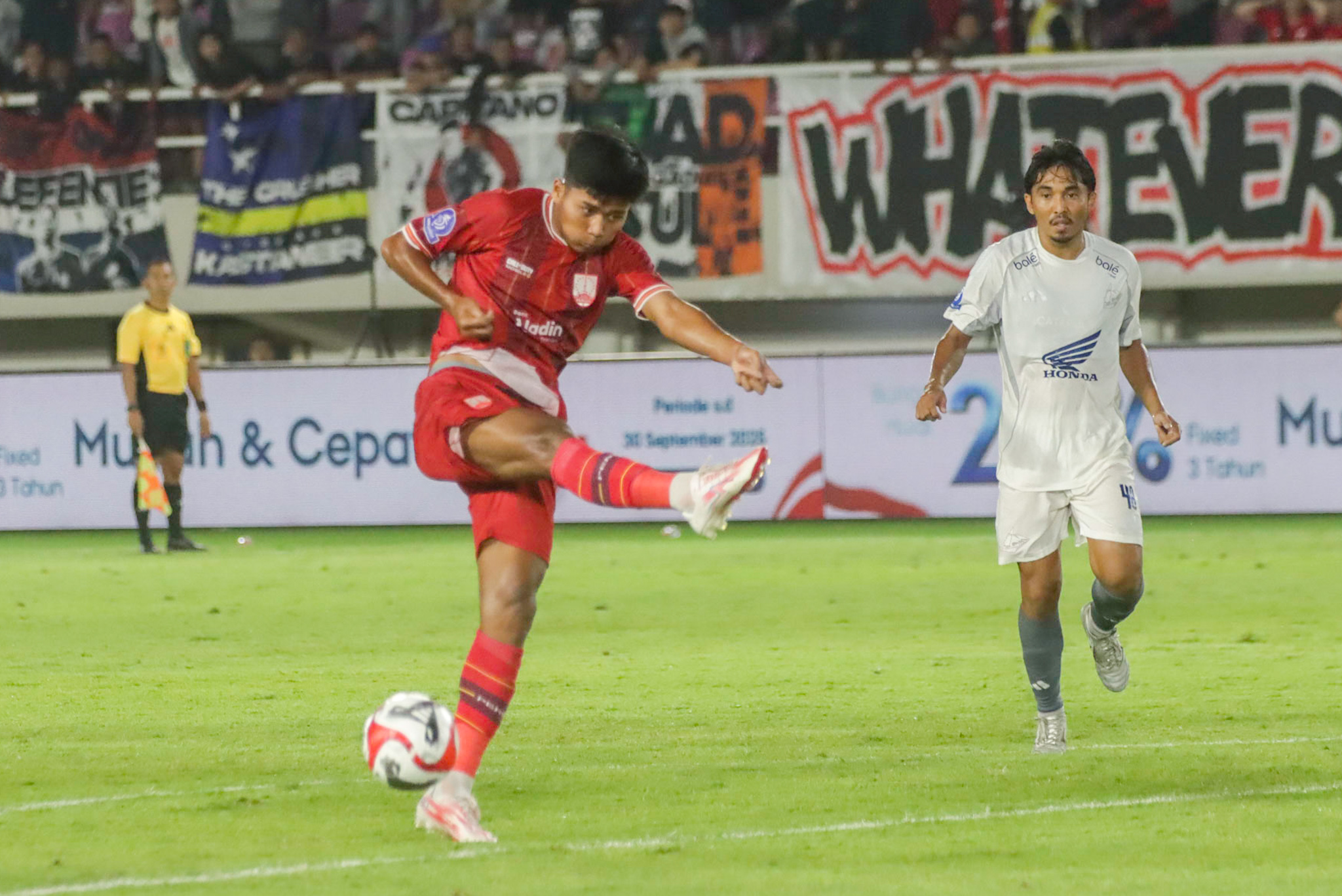 Striker Persis Solo Arkhan Kaka melawan PSM Makassar di Stadion Manahan (30/11/2025).