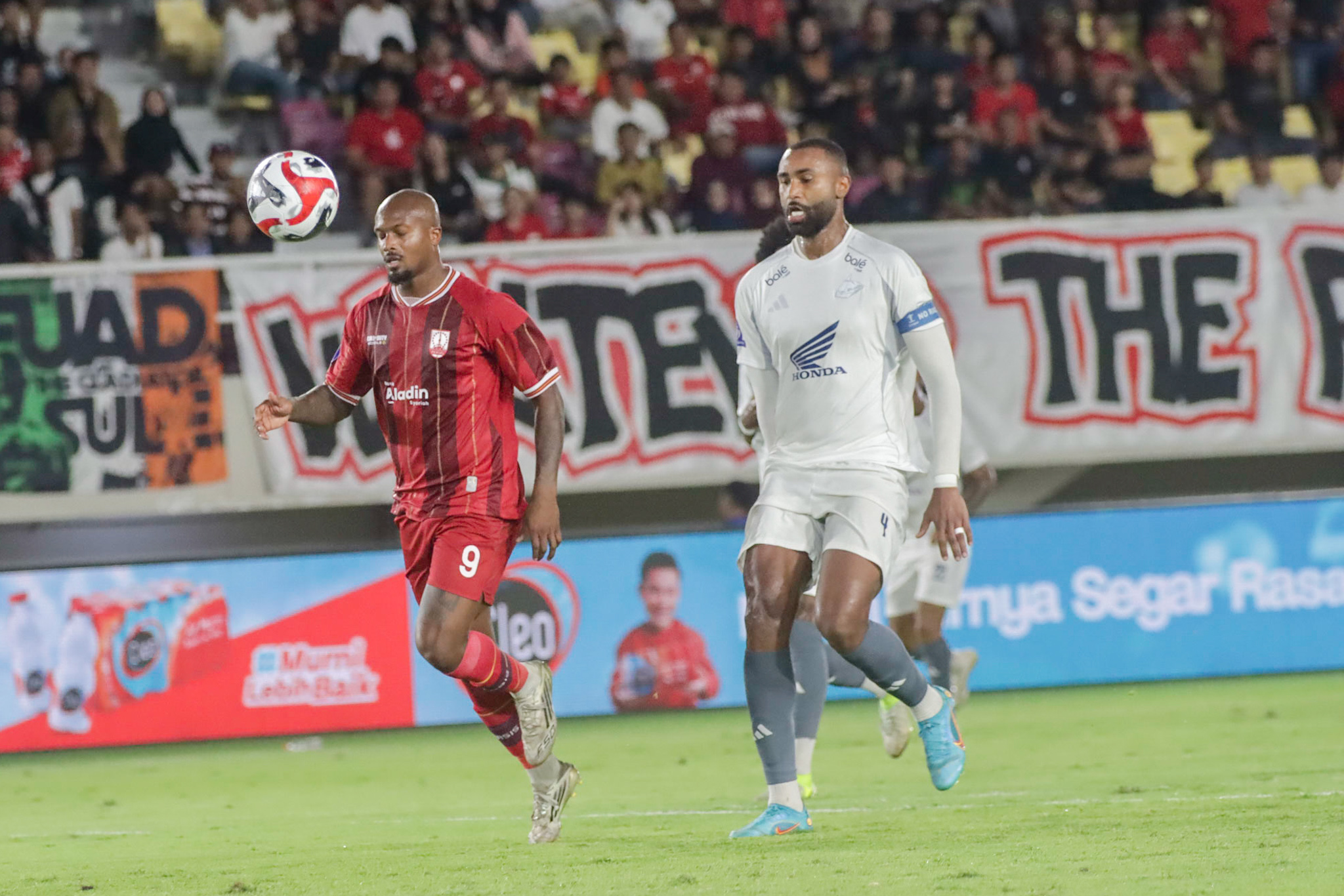Striker Persis Solo Gervane Kastaneer melawan PSM Makassar di Stadion Manahan (30/11/2025).