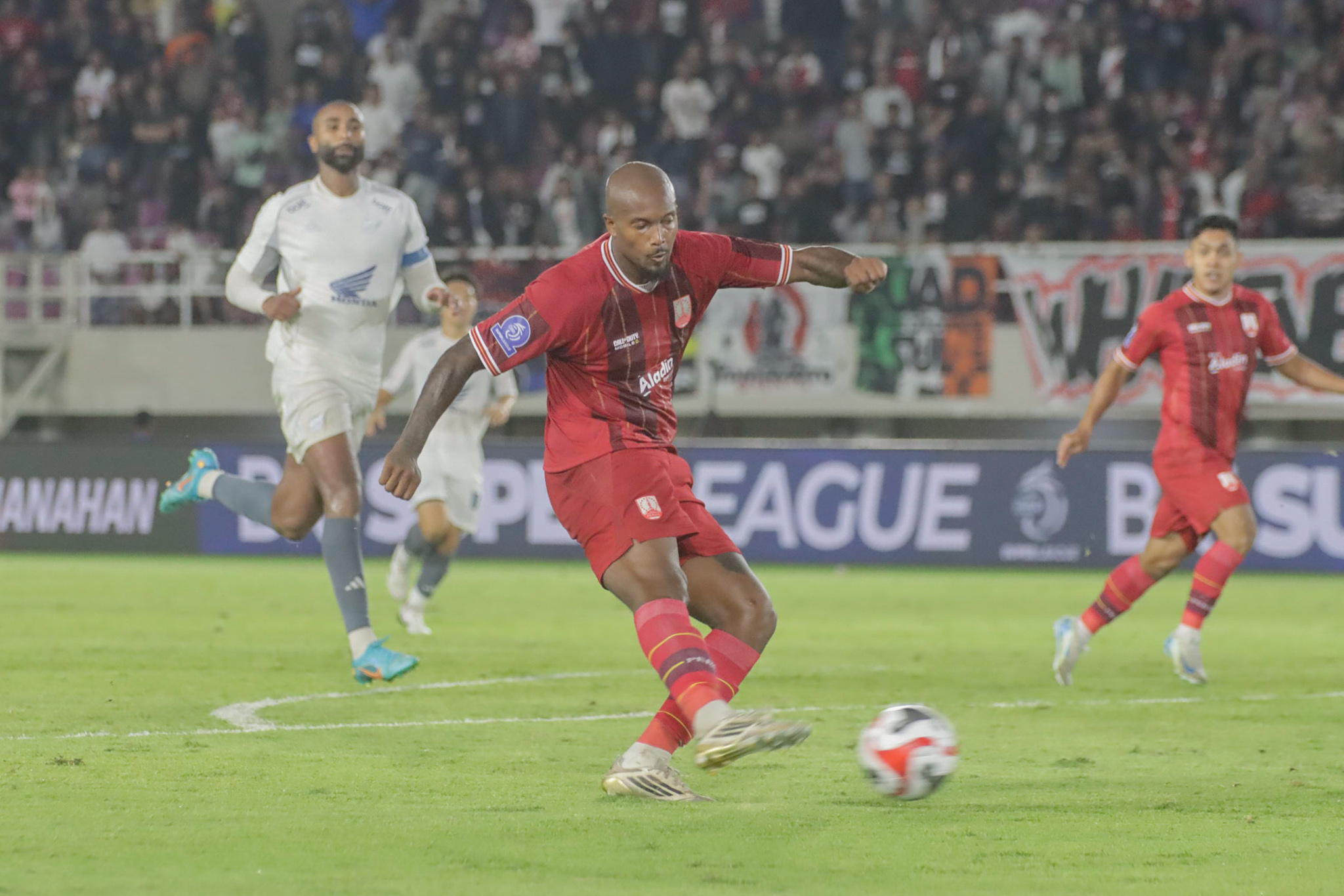 Striker Persis Solo Gervane Kastaneer melawan PSM Makassar di Stadion Manahan (30/11/2025).