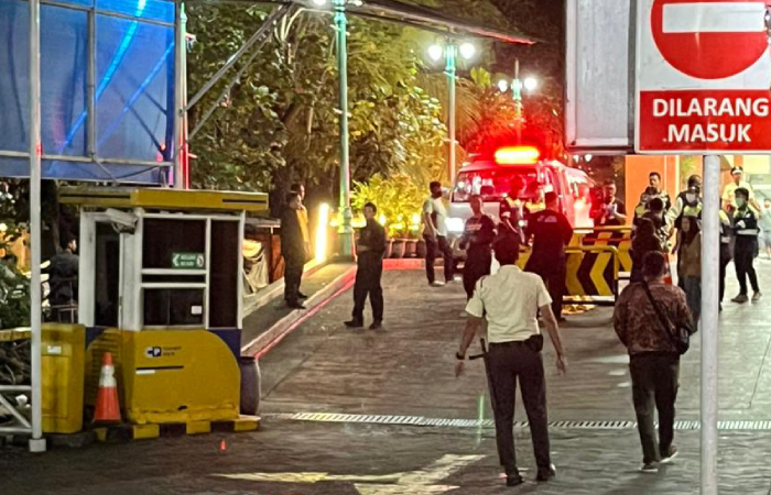 Ambulans yang membawa korban di kawasan Solo Grand Mall, Sabtu (30/11/2025).
