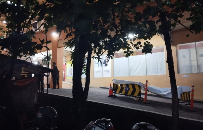 Lokasi korban jatuh tampak ditutupi terpal putih di sisi barat Neo Solo Grand Mall.