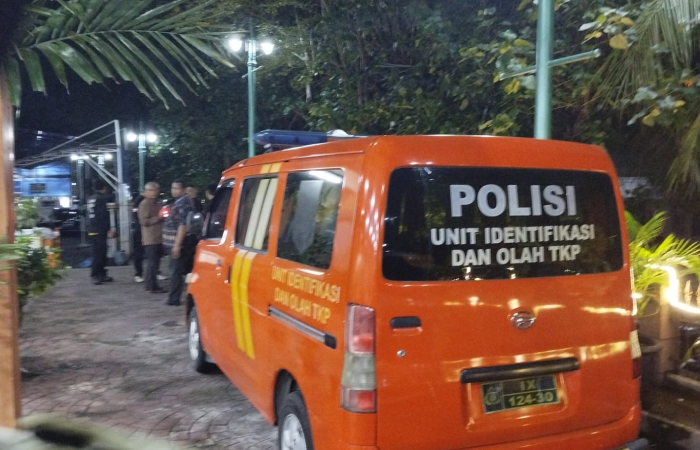 Polisi berada di lokasi perempuan jatuh di kawasan Neo Solo Grand Mall, Sabtu (30/11/2025).
