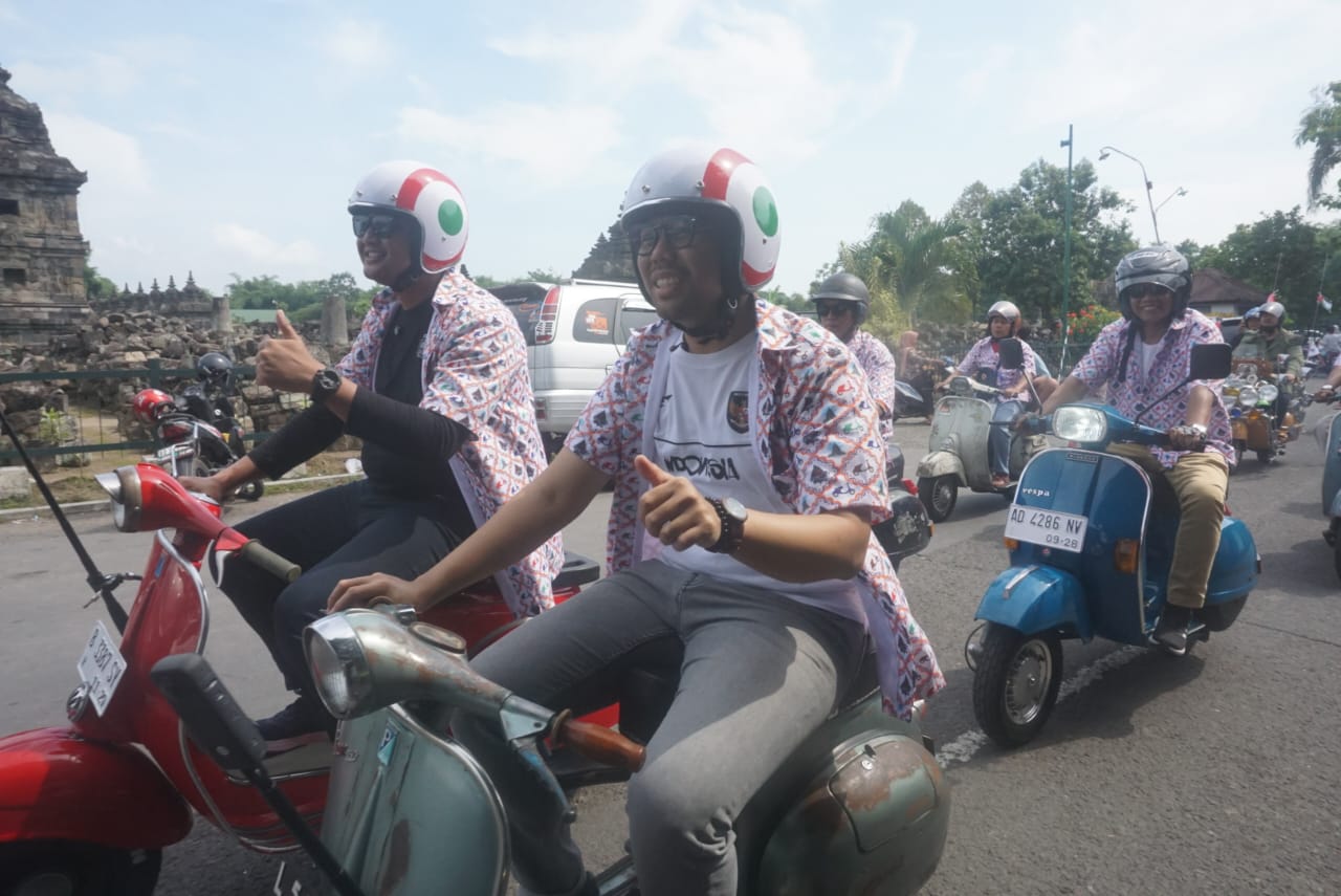 Bupati Klaten Hamenang Wajar Ismoyo dan Wakil Bupati Klaten Benny Indra Ardhianto saat rolling thunder bersama ratusan skuteris di wilayah Prambanan. (Angga Purenda/Radar Solo)
