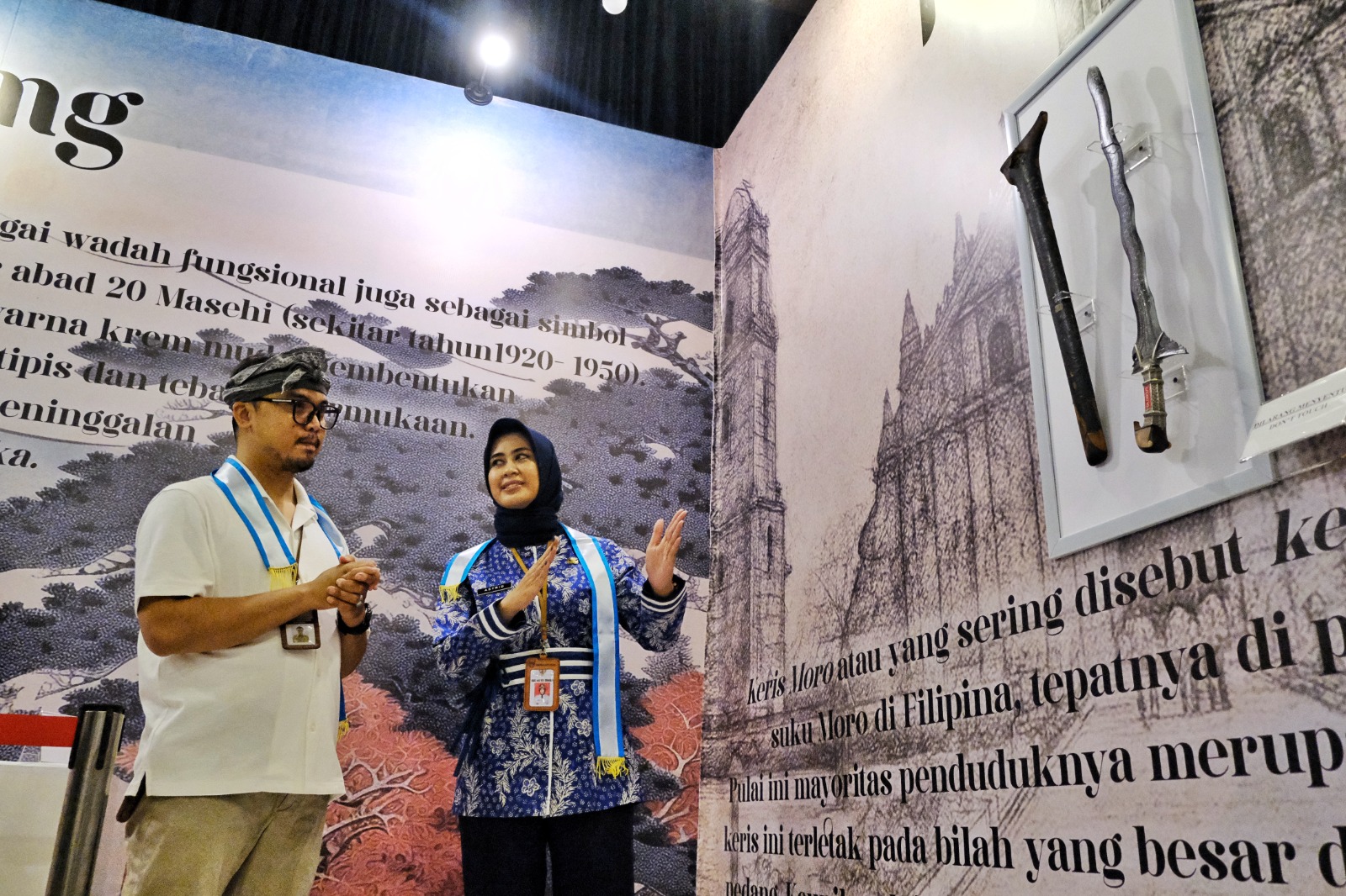 TERPUKAU: Wakil Wali Kota Solo Astrid Widayani melihat salah satu koleksi kuno yang dipamerkan di Museum Radya Pustaka (30/11)