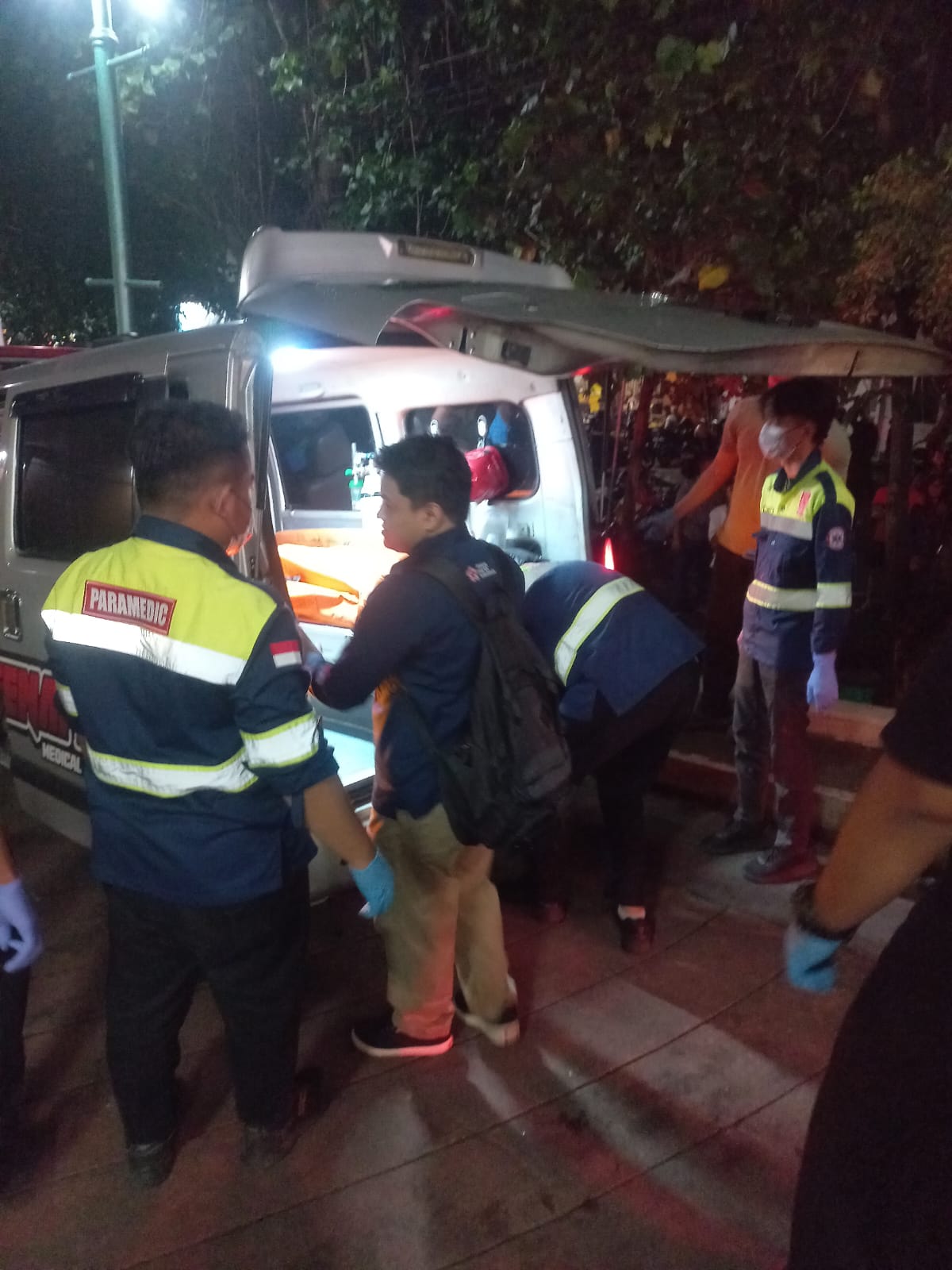 Petugas saat mengevakuasi jasad VRG, perempuan asal Karanganyar yang jatuh dari lantai 4 Neo Solo Grand Mall, Minggu (30/11/2025).