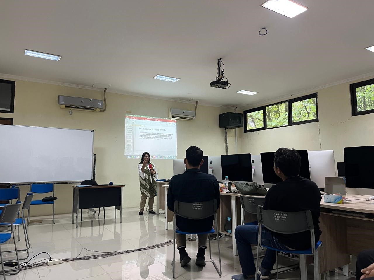 Pelatihan manajemen dan pemasaran di Laboratorium Komputer Kampus II ISI Surakarta.
