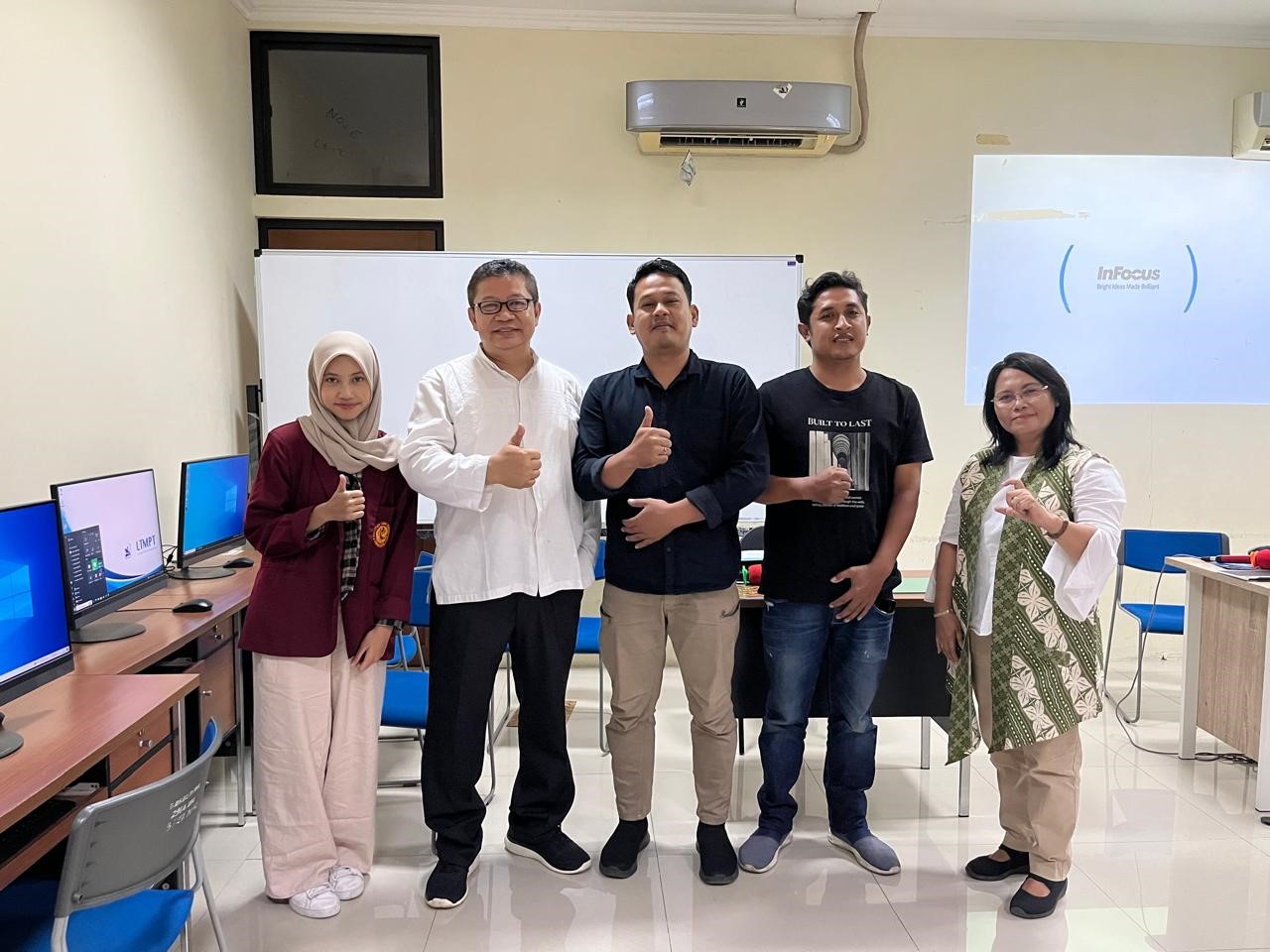 Pelatihan dan konsultasi mitra di Laboratorium Komputer Kampus II ISI Surakarta.
