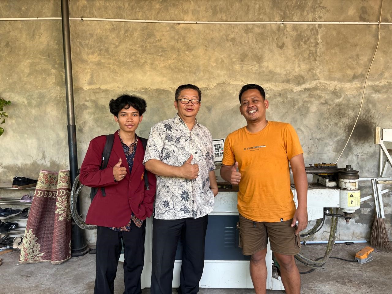Kunjungan tim ke bagian produksi mitra UMKM.