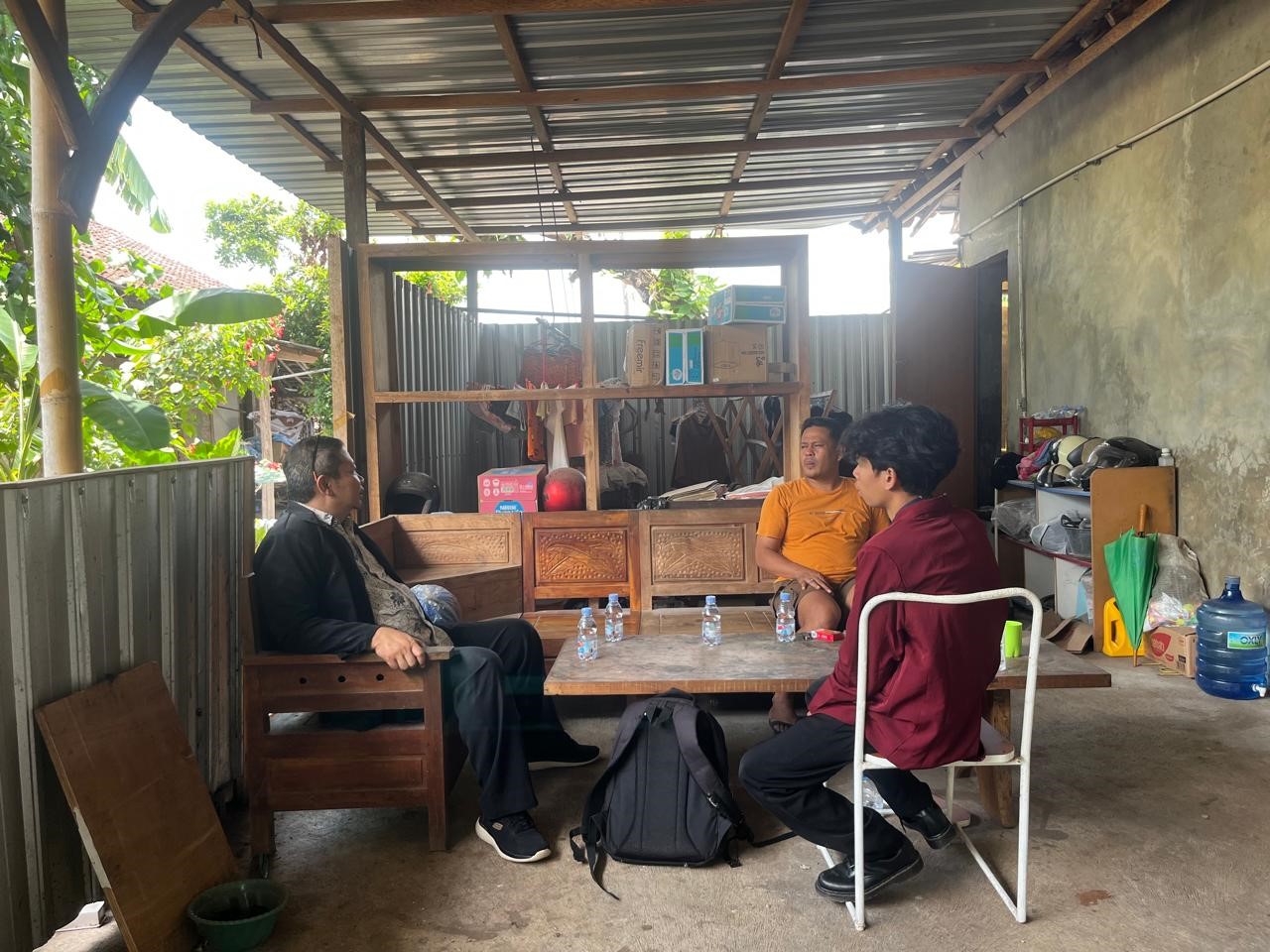 Koordinasi tim dengan mitra di lokasi mitra.