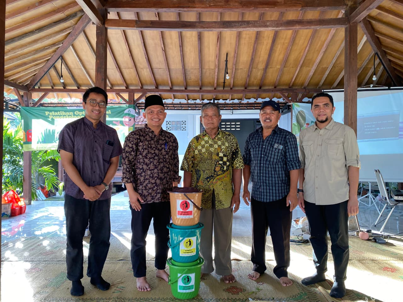 Bersama mitra.