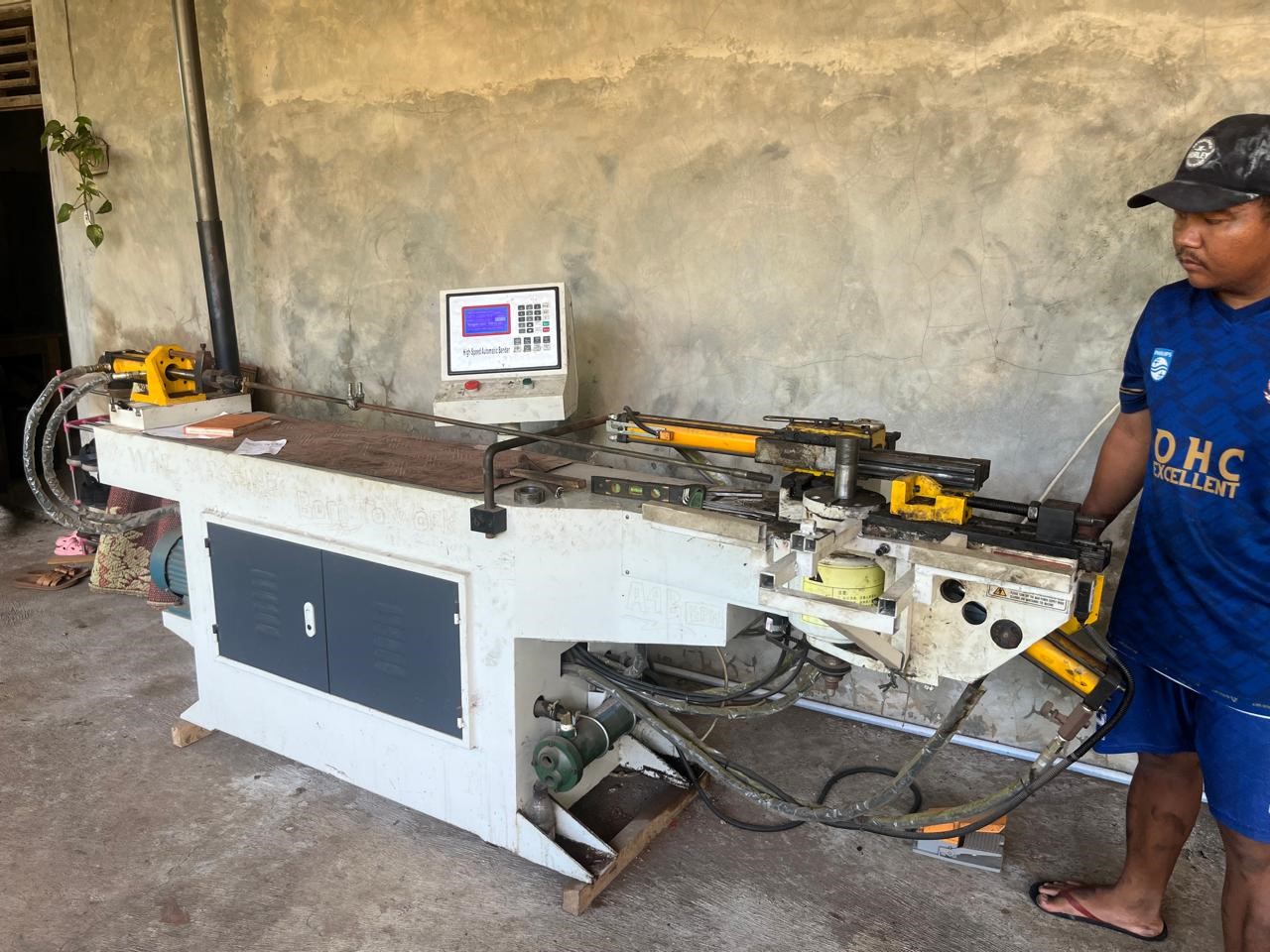 Alat bending hidrolis di lokasi mitra. Ngentak.