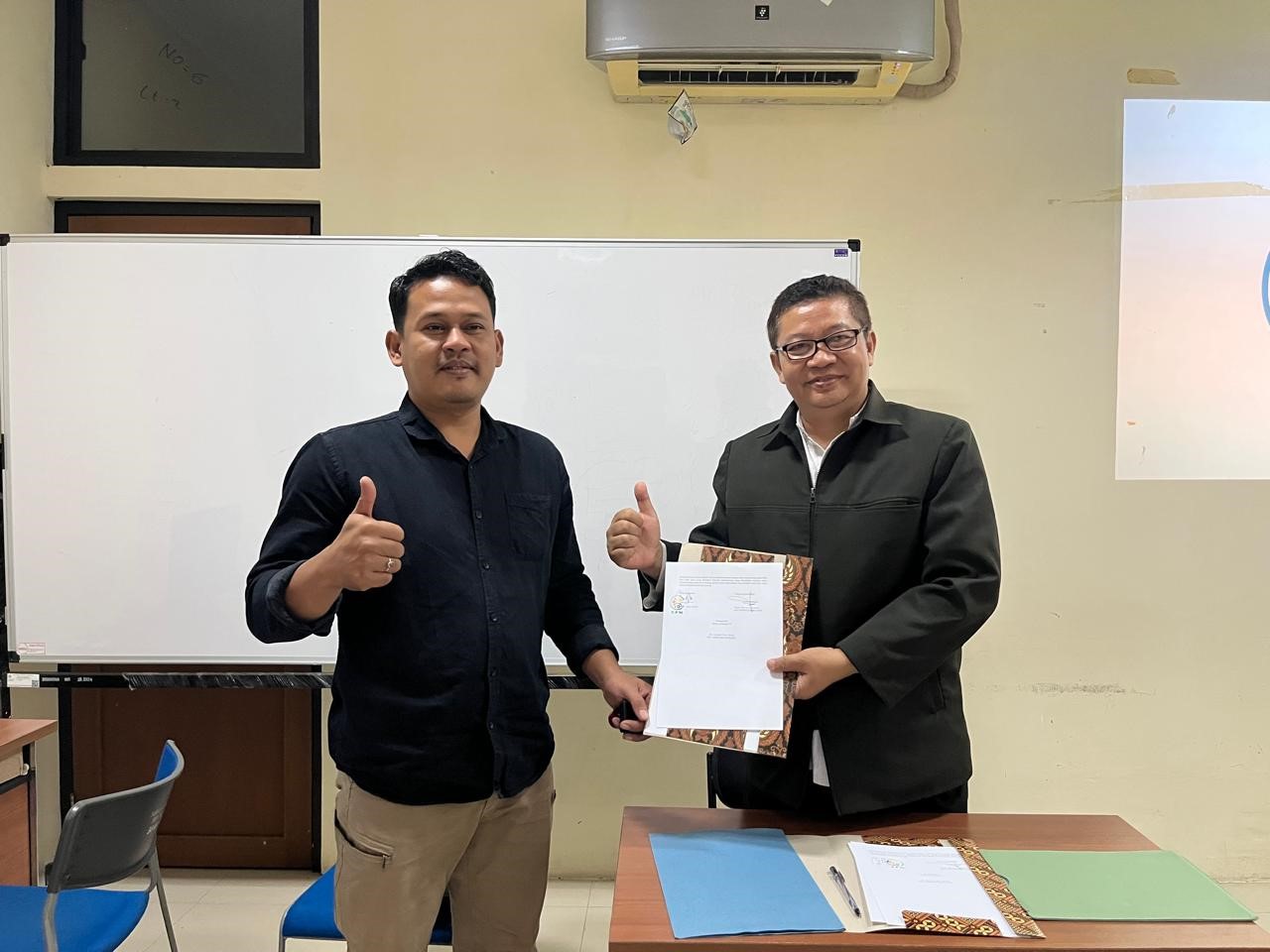 Penandatanganan berita acara serah terima bantuan alat produksi dan bahan baku.
