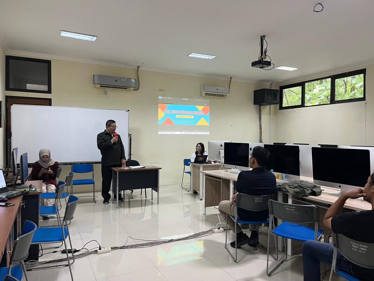 Pelatihan desain di Laboratorium Komputer Kampus II ISI Surakarta.