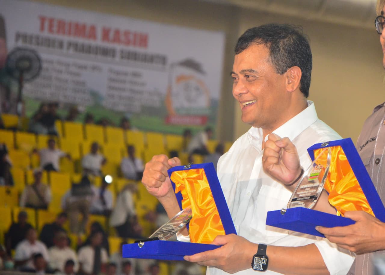Gubernur Jateng Ahmad Luthfi dapat penghargaan sebagai Kepala Daerah Swasembada Pangan. Penghargaan diserahkan pada acara Gebyar Tani Merdeka Indonesia 2025 di GOR Jatidiri, Semarang, Minggu (30/11).