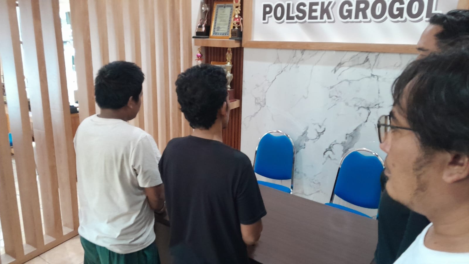 Dua tersangka pencurian sepeda motor yang berhasil dibekuk anggota Polsek Grogol.