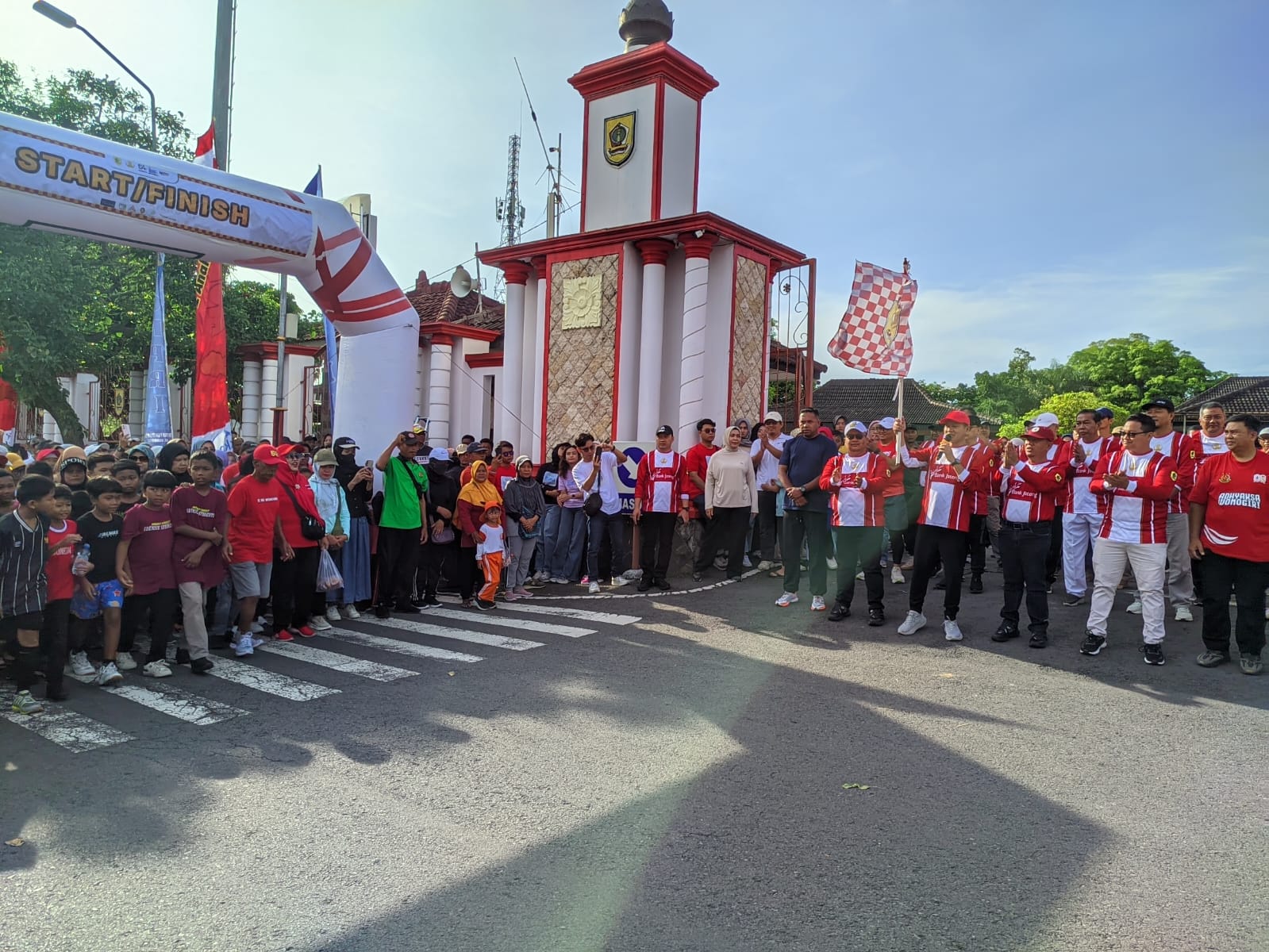 Bupati Wonogiri Setyo Sukarno memberangkatkan peserta jalan santai dalam rangka HUT KORPRI ke-54, Minggu (30/11/2025).
