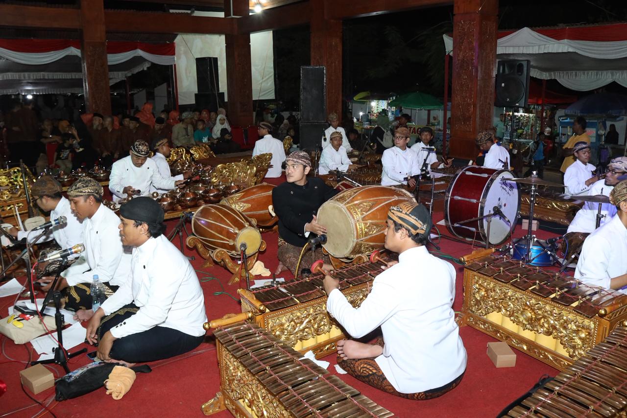 Puncak peringatan Hari Wayang Nasional yang digelar Pemkab Sukoharjo di Taman Budaya Suryani, Kamis (27/11) malam.