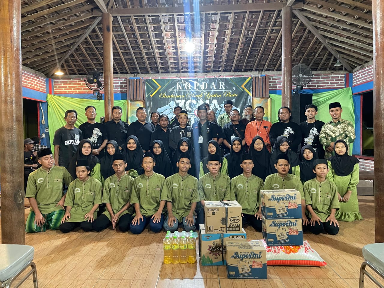 Paguyuban Zona Hitam Sukoharjo melalui gelaran Kopdar Silaturahmi dan santunan anak yatim piatu, Sabtu (29/12/2025) malam.