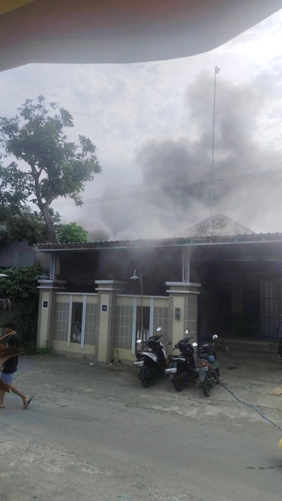 Asap hitam membumbung saat kebakaran rumah warga di Kelurahan Tanjung, Kecamatan Nguter, Sukoharjo, Senin (1/12).