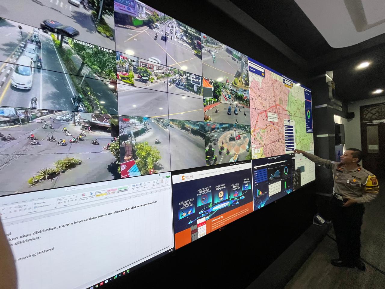 MEMANTAU: Petugas Satlantas Polresta Solo tengah melihat CCTV yang dipasang di jalanan Kota Solo.  &nbsp;