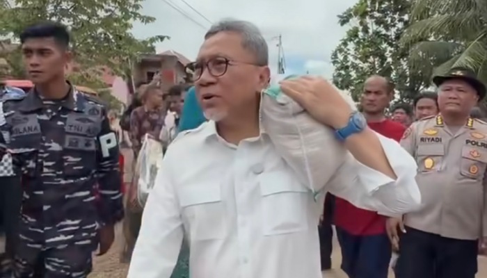 Potongan unggahan Menko Pangan Zulkifli Hasan (Zulhas) saat membantu korban banjir di Sumatera.