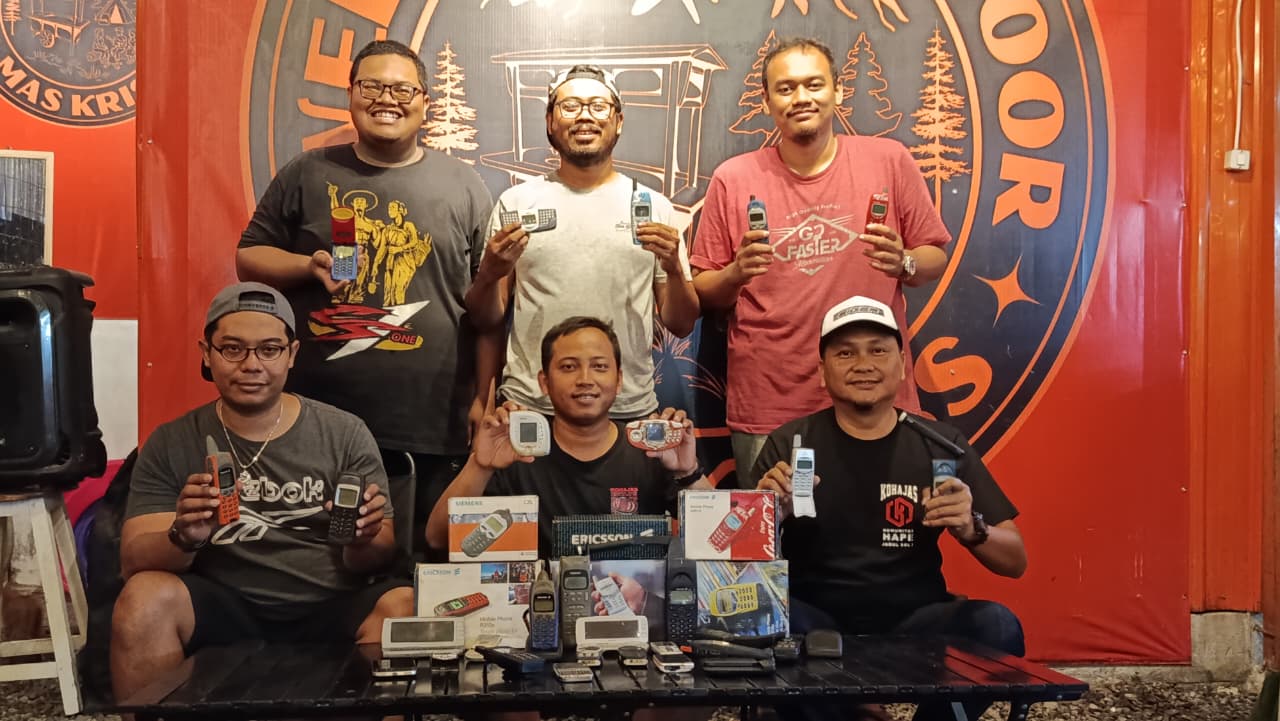 Anggota Kohajas setia merawat ponsel-ponsel jadul sebagai nostalgia. (Alfida Nurcholisah/Radar Solo)