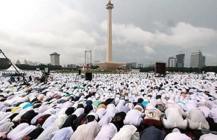 Massa Reuni 212 menggelar shalat berjamaah di Monas.
