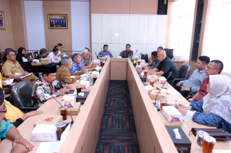 Komisi II DPRD Sukoharjo hearing dengan nasabah BPR PT BKK Jawa Tengah Kecamatan Tawangsari, Senin (1/12).