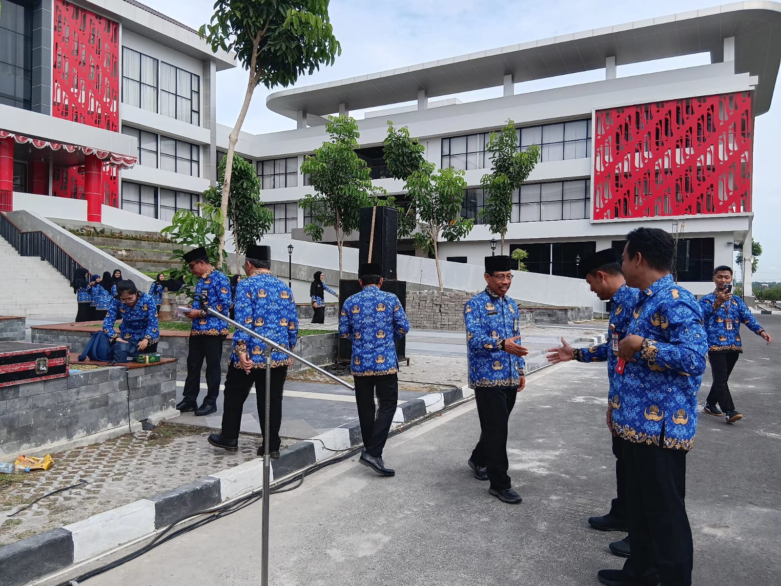 ASN Pemkab Sragen memperingati HUT Ke-54 Korpri Sragen, Senin (1/12/2025). (Ahmad Khairudin/Radar Solo)