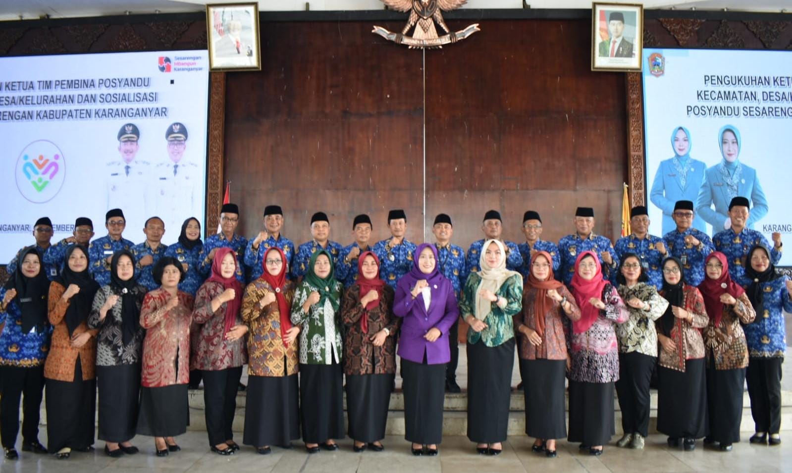 Tim pembina posyandu tingkat kecamatan, desa, dan kelurahan di Kabupaten Karanganyar dikukuhkan, Senin (1/12/2025). (Rudi Hartono/Radar Solo)