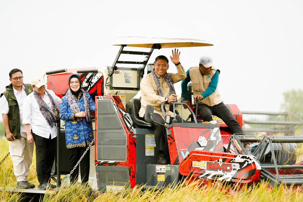 Wamentan Sudaryono naik traktor didampingi Bupati Sukoharjo Etik Suryani saat panen raya padi di Desa Joho, Mojolaban, Senin (1/12).